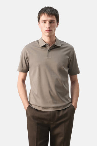 Polo marron de MANGO, vue de dos, combinée avec un pantalon foncé.