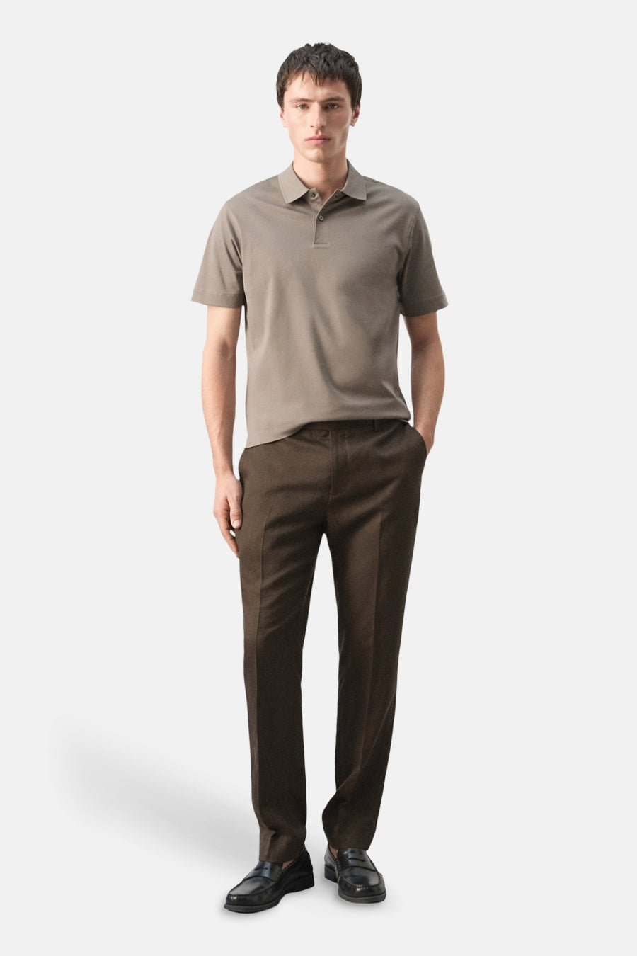 Polo marron de MANGO, à manches courtes et portée avec un pantalon marron et des mocassins noirs.