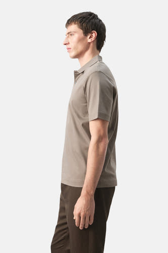 Polo marron de MANGO, vue de profil, portée avec un pantalon foncé.