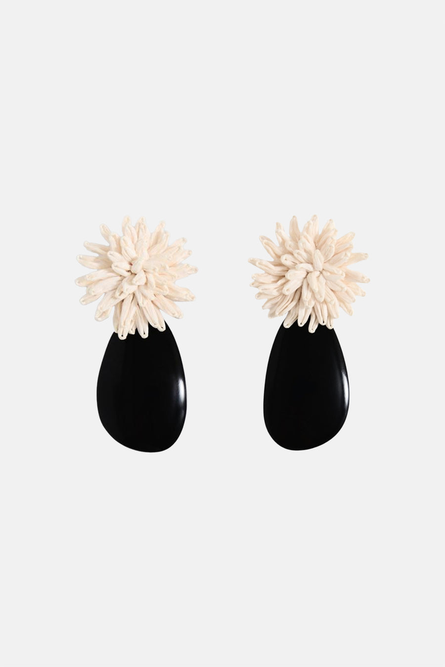 Boucles d'oreilles multicolores de MANGO, avec des pierres noires et des motifs floraux de couleur crème.