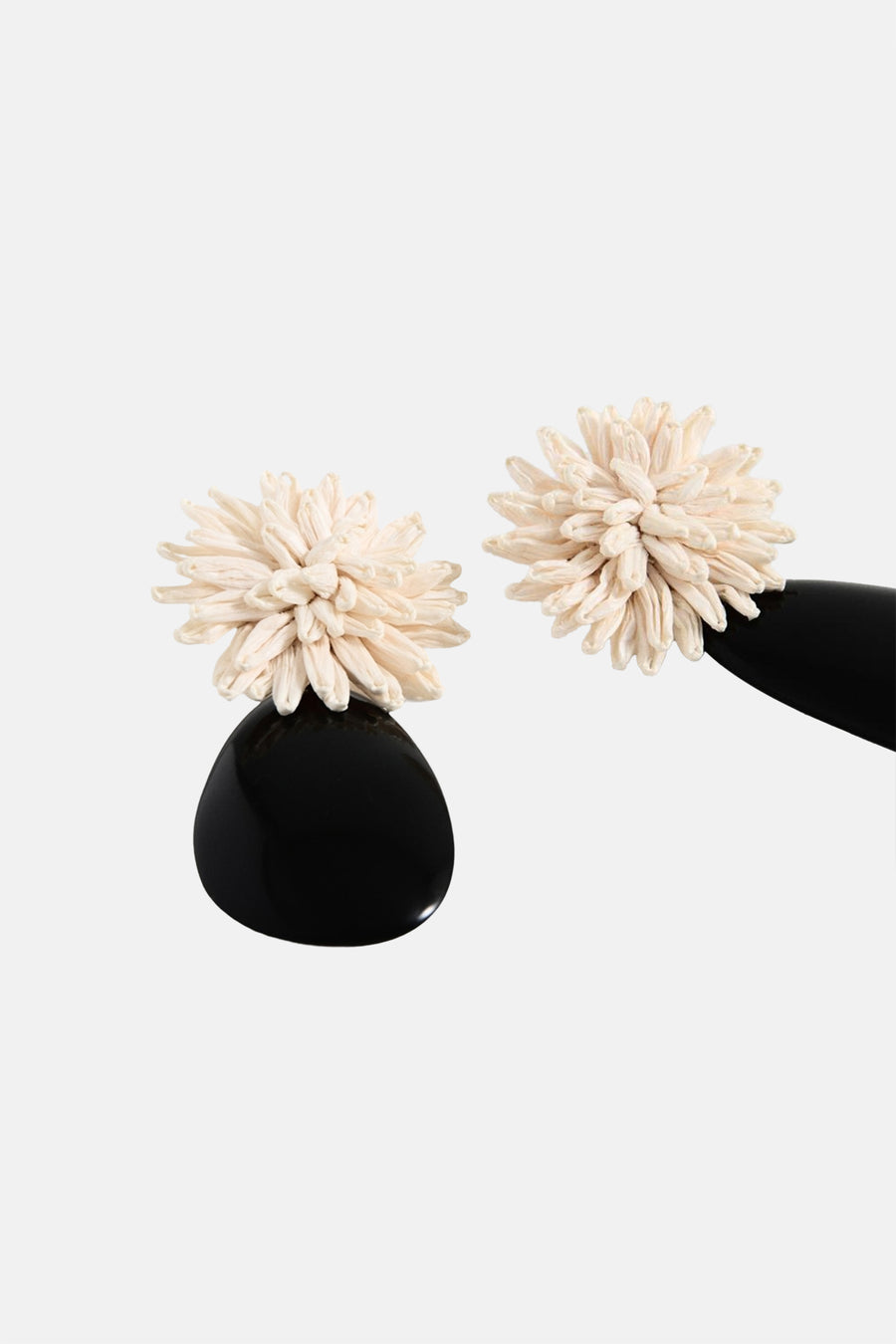 Boucles d'oreilles multicolores de MANGO, avec des détails noirs et crème.