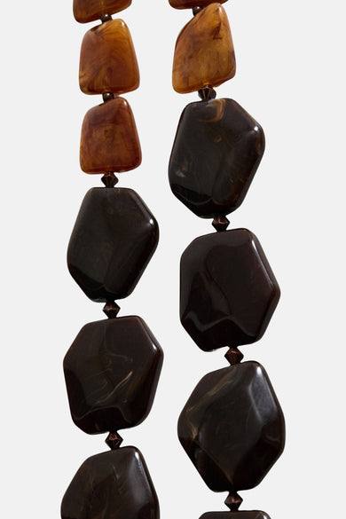 Collier court marron de MANGO avec de grandes perles en résine et de petits liens de perles.
