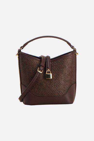 Sac à main marron de MANGO avec texture tressée, bord inférieur lisse et une seule poignée.
