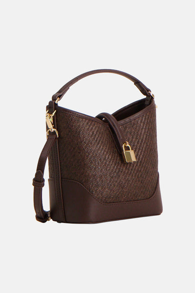Sac à main marron de MANGO avec texture tressée, cadenas doré et bandoulière amovible, vu en perspective.