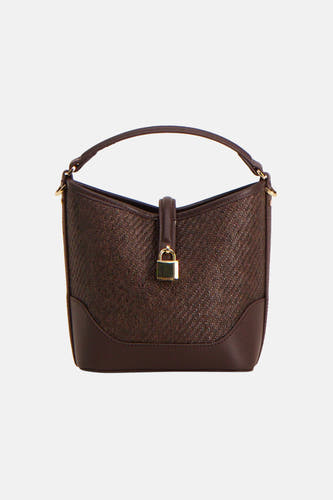Sac à main marron de MANGO avec texture tressée, fond lisse et cadenas doré.