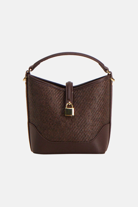Sac à main marron de MANGO avec texture tressée, fond lisse et cadenas doré.