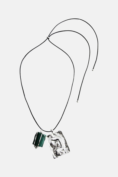 Collier court et multicolore de MANGO, avec des pierres argentées et vertes sur un cordon noir.