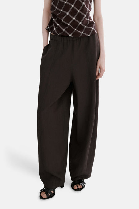 Pantalon marron de MANGO, à jambes larges et poches arrière, vue de dos.