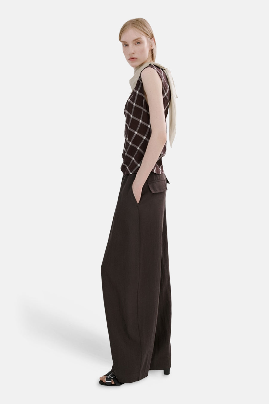 Pantalon marron de MANGO, à jambes larges, avec poches et une petite poche sur le côté.