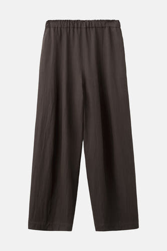 Pantalon marron de MANGO, avec taille élastique et jambes larges.