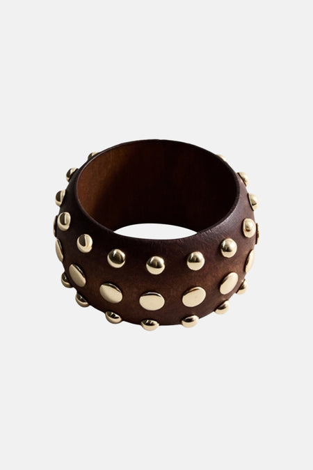 Bracelet marron de MANGO, orné de clous dorés brillants disposés en rangées.