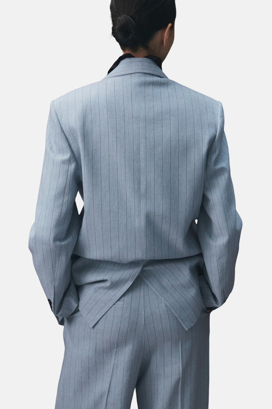Blauwe blazer van MANGO met een krijtstreepmotief, gezien van achteren.