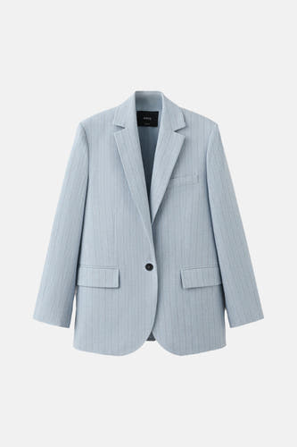Blazer bleue à rayures de MANGO, avec manches longues et fermeture à boutons noire.