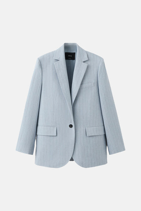 Blazer bleue à rayures de MANGO, avec manches longues et fermeture à boutons noire.