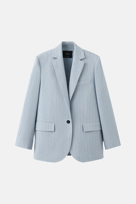 Blazer bleue à rayures de MANGO, avec manches longues et fermeture à boutons noire.