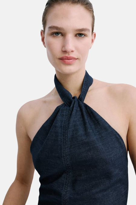 Haut licou en denim bleu foncé de MANGO, dos nu avec une fermeture à nouer dans le dos.