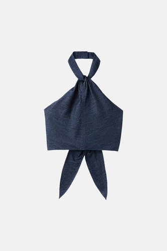 Haut en jean bleu marine de MANGO avec col licou, détail de boutons et nœud en bas.