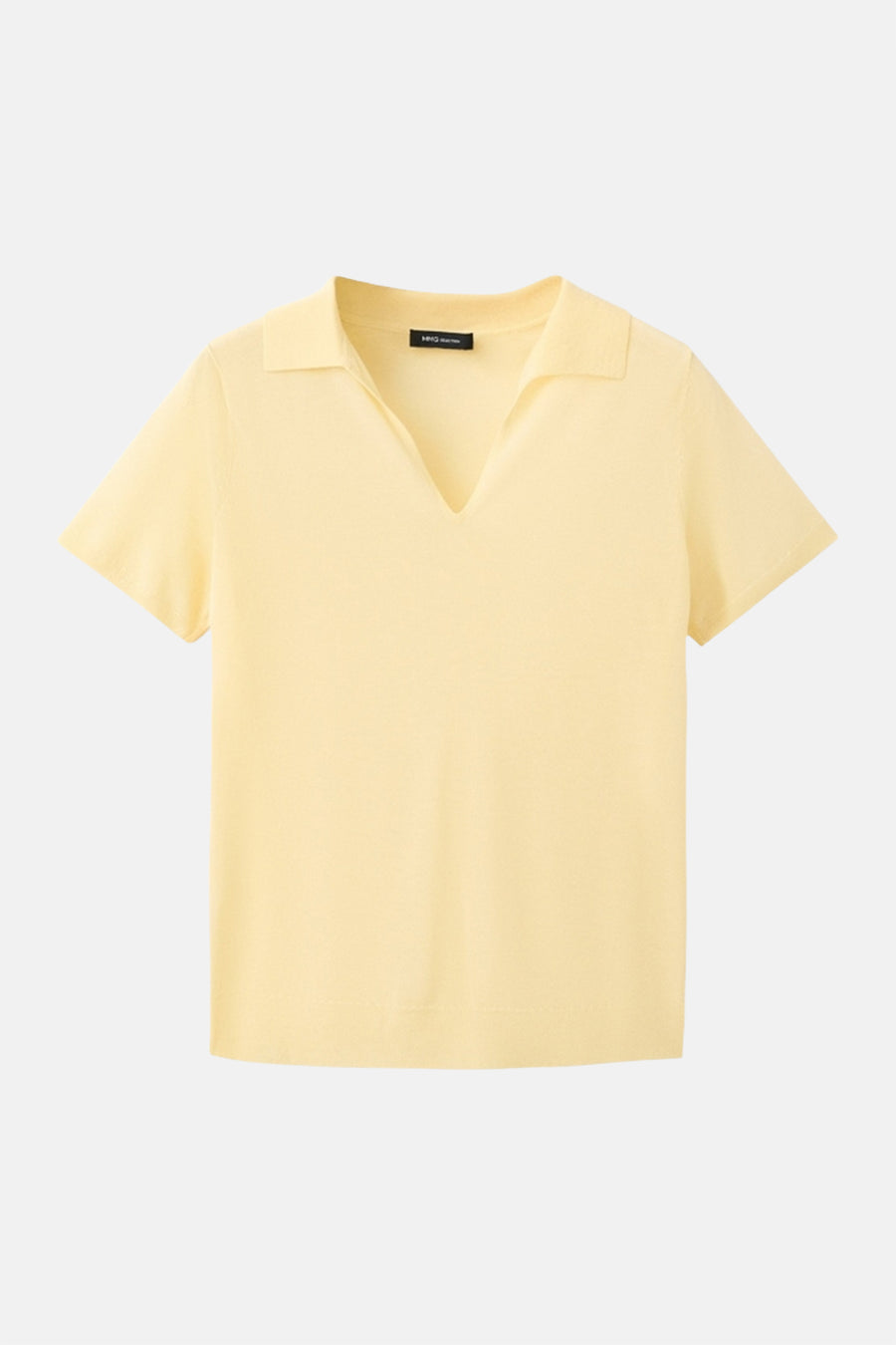 Polo jaune à manches courtes de MANGO, avec col en V et col plat, photographiée à plat.