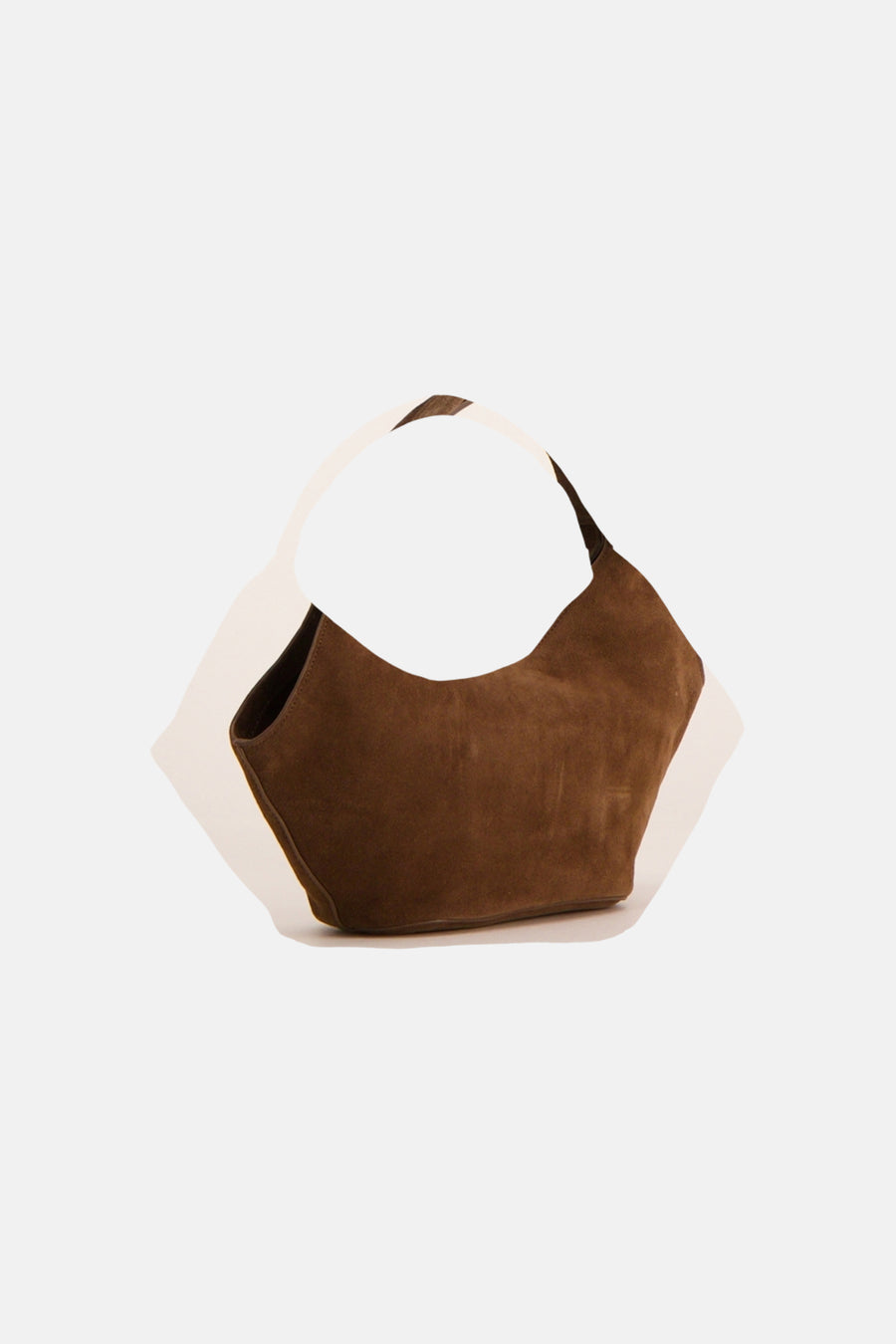 Sac à main en daim marron de MANGO avec une forme souple et non structurée et une seule poignée.