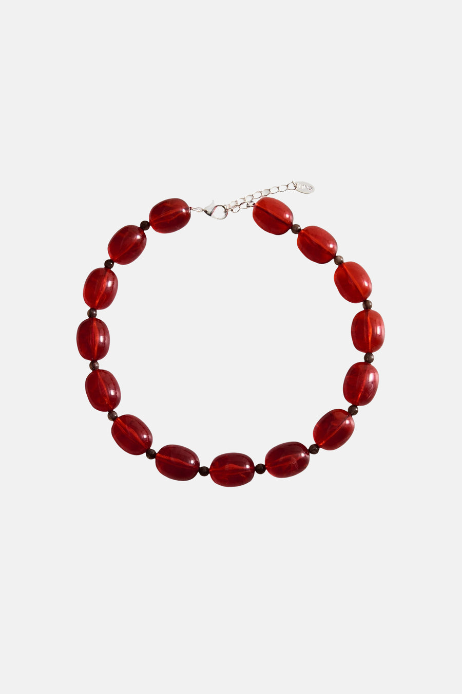 Collier court rouge de MANGO avec des perles rouges ovales et brillantes alternant avec des perles gris foncé plus petites et un fermoir argenté.