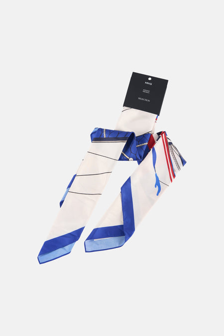 Écharpe d'été multicolore de MANGO avec motif nautique de cordes et de rayures, pliée en diagonale avec étiquette.