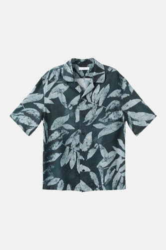 Chemise à manches courtes de couleur vert foncé avec des feuilles gris clair de MANGO, avec un motif de feuilles de type batik et un col à revers.