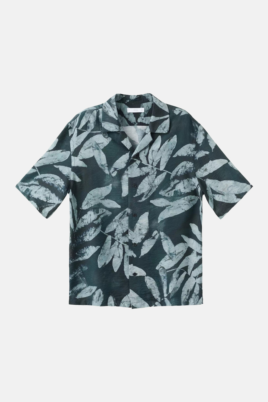 Chemise à manches courtes de couleur vert foncé avec des feuilles gris clair de MANGO, avec un motif de feuilles de type batik et un col à revers.