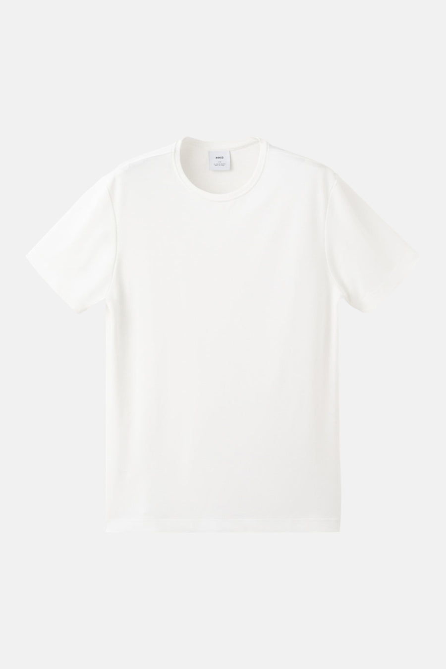 T-shirt blanc à manches courtes de MANGO, avec col rond et étiquette dans le cou, posé à plat.