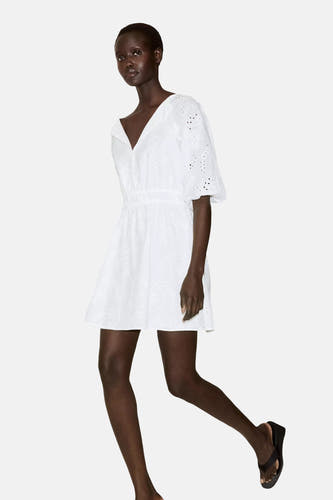Wit kleedje met lange mouwen van MANGO, met broderie anglaise, V-hals en elastische taille.