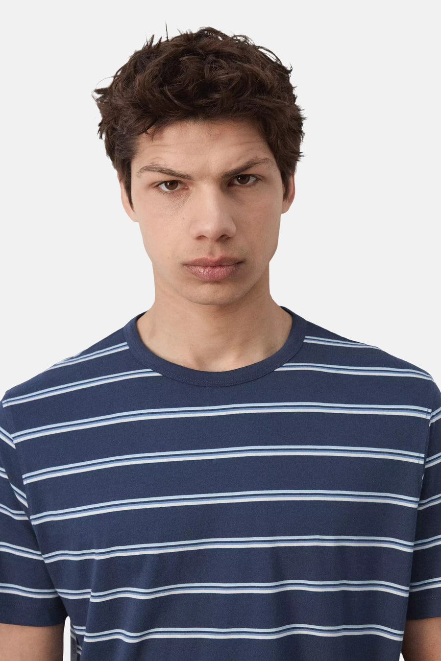 T-shirt bleu de MANGO avec des rayures blanches et bleu clair, porté par un homme.