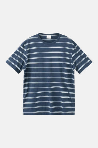T-shirt bleu à manches courtes de MANGO, rayé blanc et bleu clair, posé à plat.