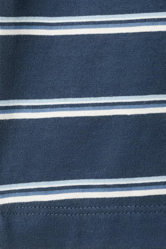 T-shirt bleu de MANGO à rayures horizontales blanches et bleu clair et à ourlet cousu.