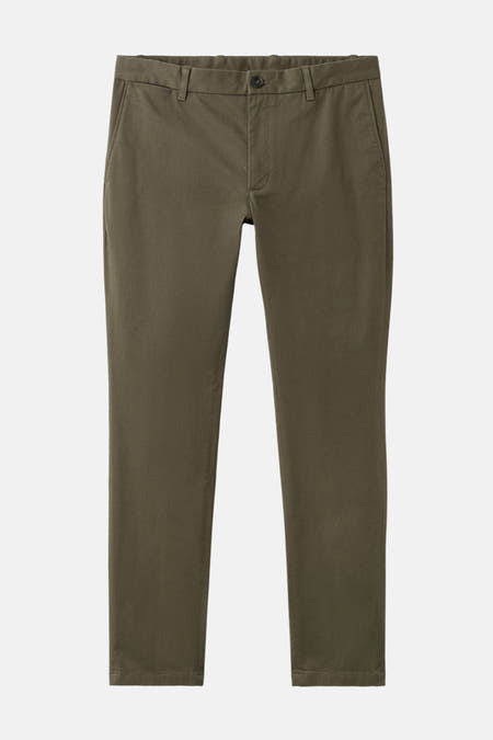 Chino vert de MANGO, classique et élégant, avec une fermeture à bouton et des poches.