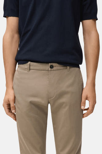 Beige chino de MANGO, vu du l'avant avec un chemisau bleu marine.