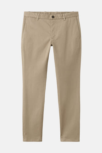 Beige chino de MANGO, couleur unie et avec une coupe slim.