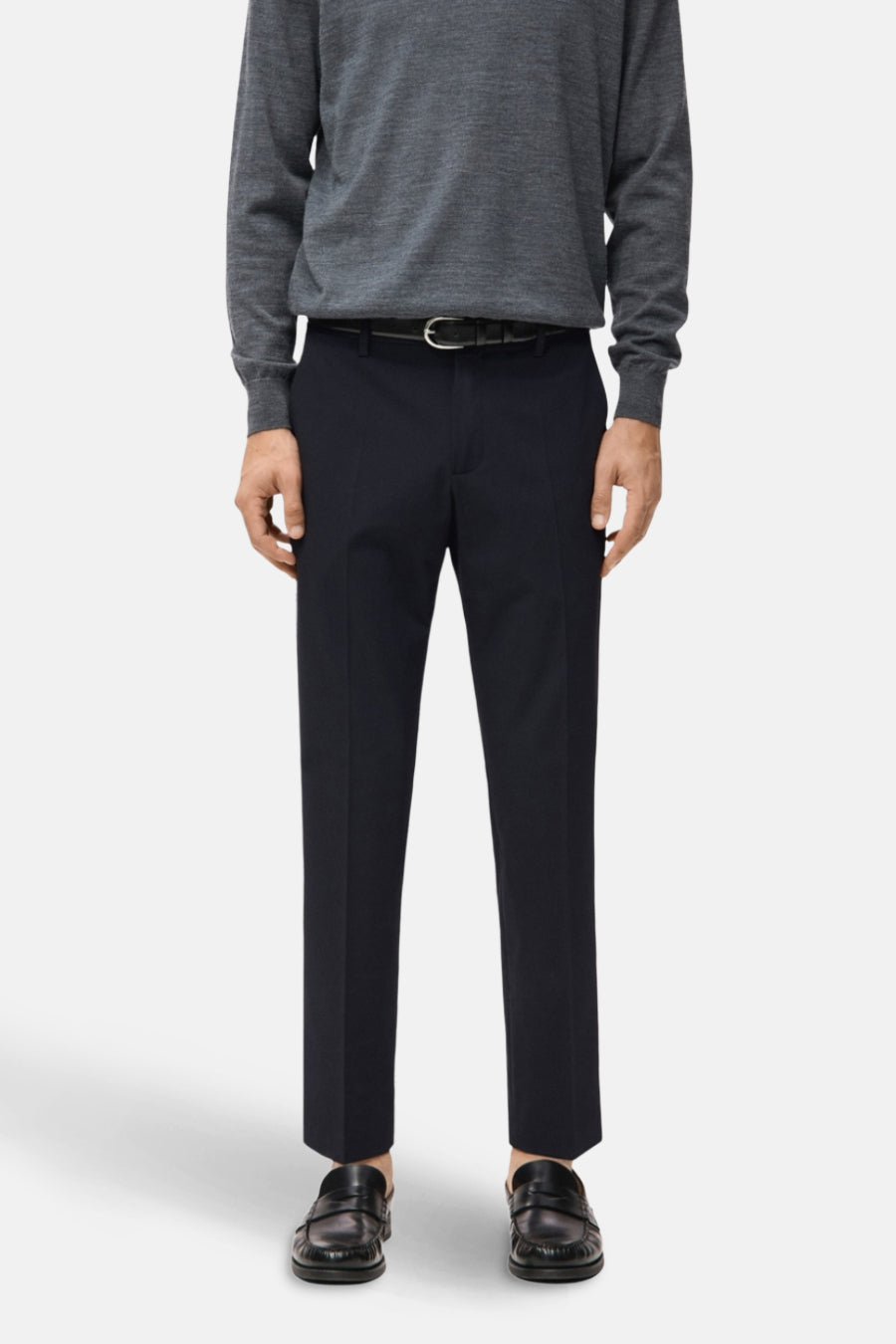 Jean bleu de MANGO, vu de de l'rière combiné avec avec un gris gris et et et noires.