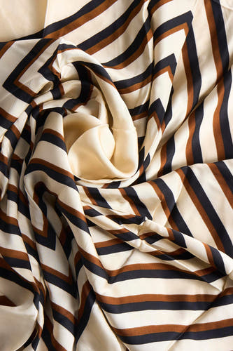 Chapeau d'été multicolore de MANGO avec motif géométrique et tissu drapé.