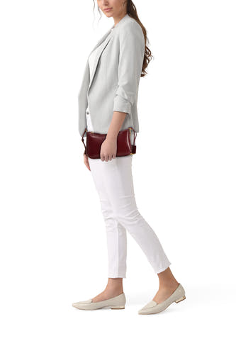 Bordeaux blouson de Mango, avec des détails argentés, porté avec un blazer gris et une pantalon blanc.