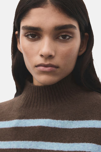 Sweat-shirt multicolore avec col rond de MANGO, gros plan sur le visage d'un modèle.