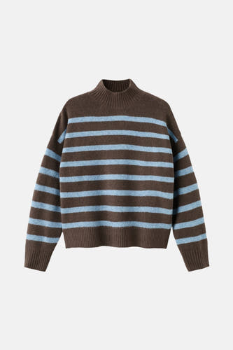 Pull marron avec col rond de MANGO, avec des rayures horizontales bleu clair et des longs manches.