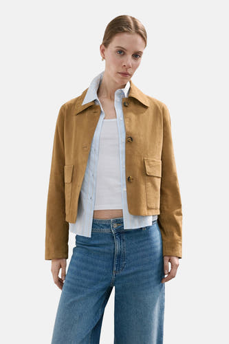 Jeans coupe large en denim bleu moyen de MANGO, combinés avec une veste marron et une chemise rayée.