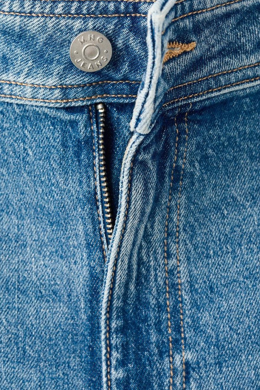 Jean en denim bleu moyen de MANGO, avec une fermeture à glissière et un détail de bouton.