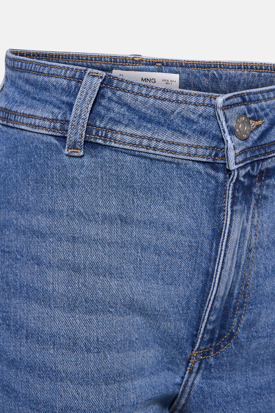 Jean bleu moyen large de MANGO, avec des boutons dans une couleur contrastante et un détail de nœud.