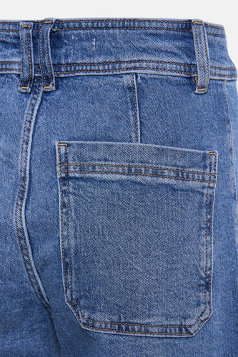 Jean bleu moyen large de MANGO, avec des passants et une poche arrière.