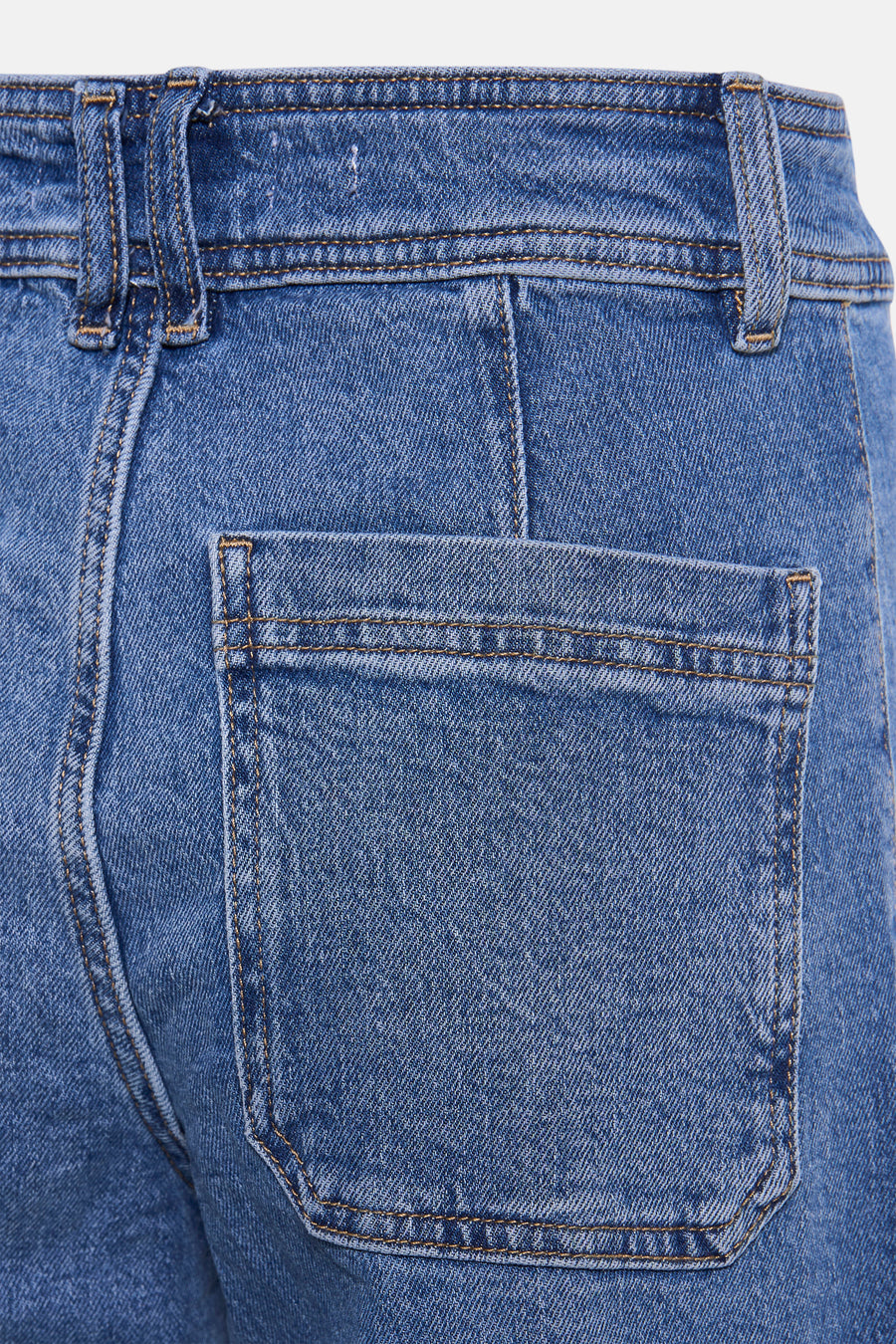 Jean bleu moyen large de MANGO, avec des passants et une poche arrière.