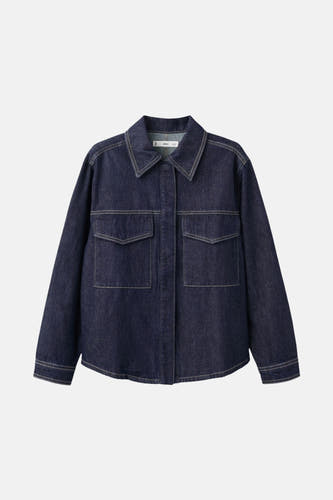 Chemise en denim bleu marine à longues manches de MANGO, avec des poches brodées.