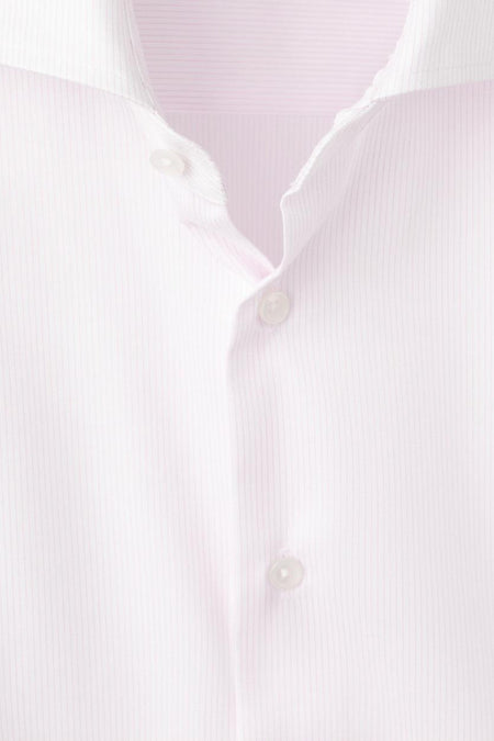 Roze gestreept overhemd met knopen.
