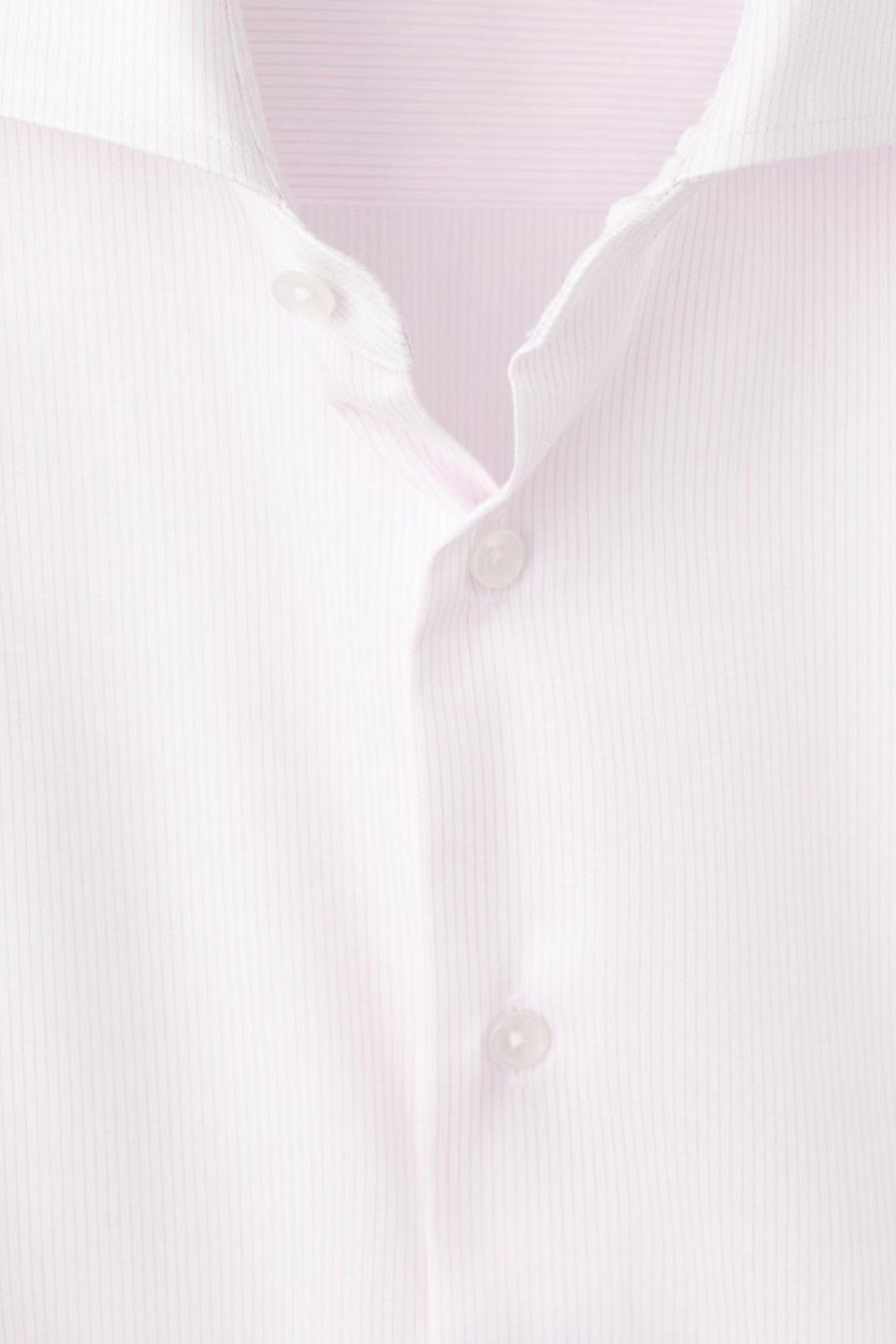 Chemise rose à manches longues de MANGO, avec boutons et un motif rayé subtil.