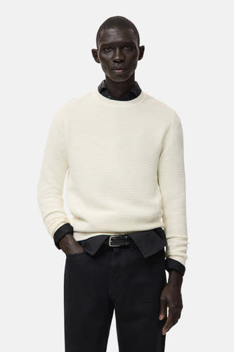 T-shirt écru avec col rond de MANGO, doté d'une subtile texture tissée visible sur le dos.