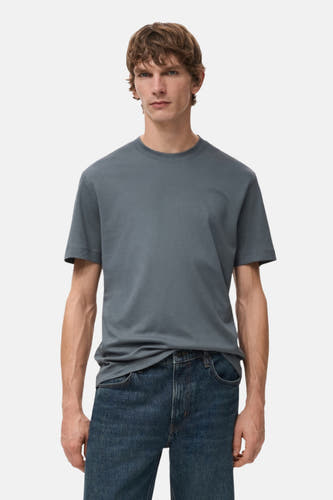 T-shirt bleu à manches courtes de MANGO, vu de l'arrière, associé à des jeans.